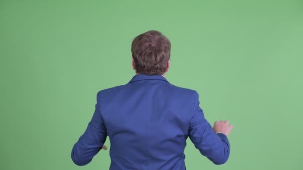 Вид ззаду бородатого бізнесмена, який торкається чогось — стокове відео