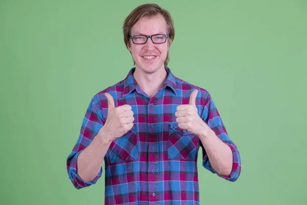 Šťastný mladý pohledný hipster muž s brýlemi dávat palce nahoru — Stock fotografie