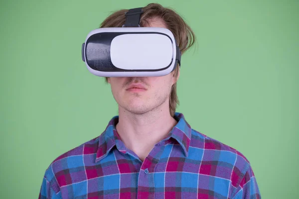 Rosto de homem jovem hipster usando fone de ouvido realidade virtual — Fotografia de Stock