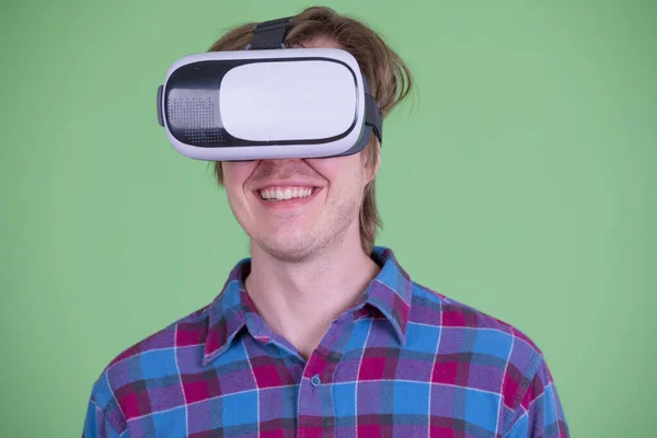 Rosto de jovem hipster feliz usando fone de ouvido realidade virtual — Fotografia de Stock