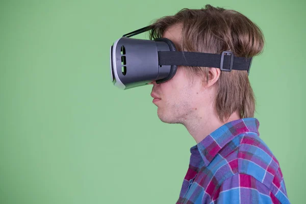 Visão de perfil de close-up de homem jovem hipster usando fone de ouvido realidade virtual — Fotografia de Stock