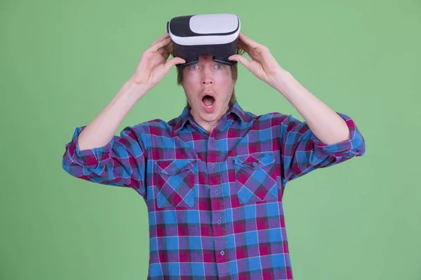 Jovem hipster homem remoção virtual realidade headset enquanto olhando chocado — Fotografia de Stock