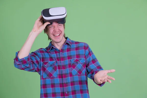 Feliz jovem hipster homem remover realidade virtual headset e rindo — Fotografia de Stock