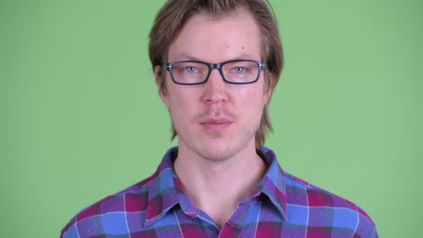 Cara de joven feliz guapo hipster hombre sonriendo — Vídeos de Stock