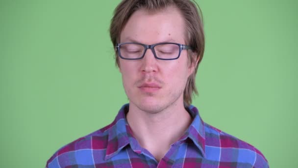 Ansikte av unga stilig hipster man tänkande — Stockvideo