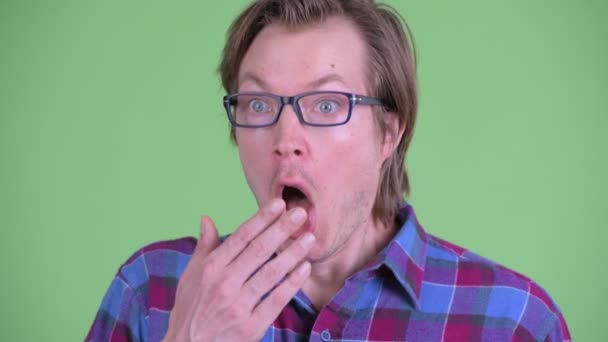 Tvář mladého pohledného hipsterského muže, který vypadá šokovaně — Stock video