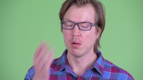 Gesicht eines gestressten jungen Hipster-Mannes mit Handfläche — Stockvideo