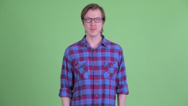 Happy young handsome hipster man smiling with arms crossed — Stock Video