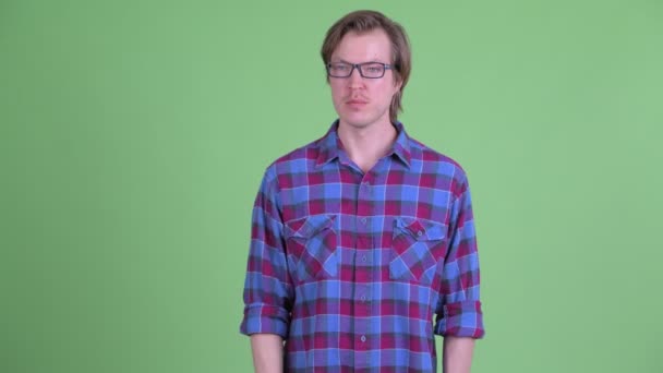Benadrukte jonge hipster man geven duimen naar beneden — Stockvideo