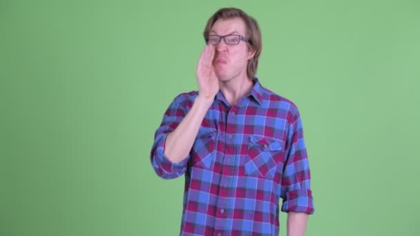 Stres mladý hipster muž dostávají špatné zprávy — Stock video