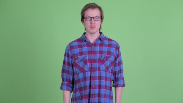 Mladý pohledný hipster muž dává dva palce nahoru — Stock video