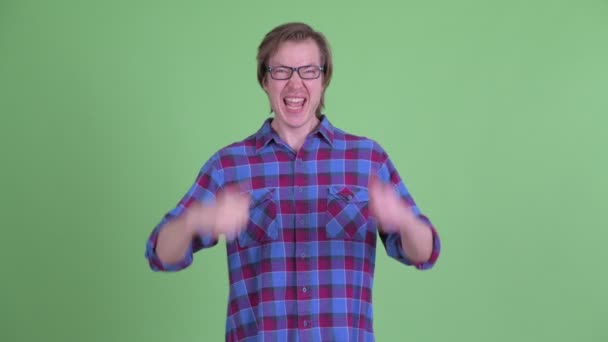 Szczęśliwy młody przystojny hipster człowiek dając dwa kciuki w górę — Wideo stockowe