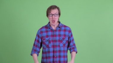 Mutlu genç yakışıklı hipster adam iyi haber alıyorum