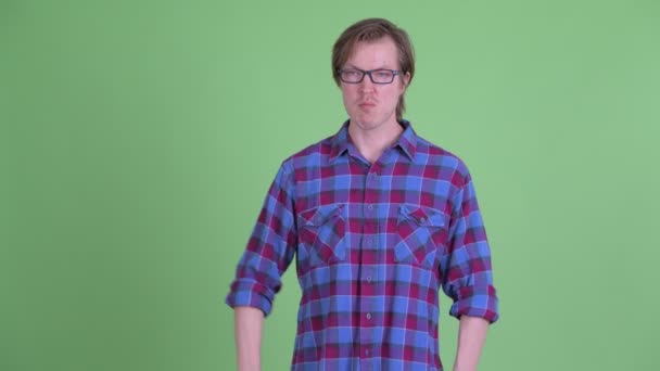 Jong knap hipster man geven twee duimen omhoog — Stockvideo