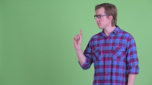 Stresszes fiatal hipszter férfi megérint valamit, és feldúltnak tűnik — Stock videók