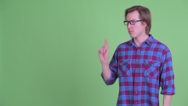 Ευτυχισμένος νεαρός hipster άνθρωπος αγγίζει κάτι και αναζητούν ενθουσιασμένος — Αρχείο Βίντεο
