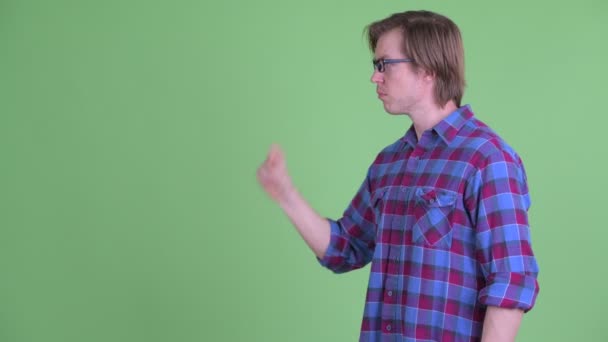 Lycklig ung stilig hipster man knäppa fingrar och visar något — Stockvideo