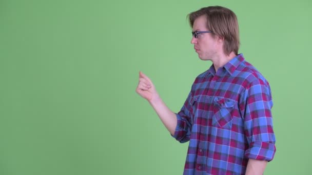 Gestresste jonge hipster man knipt vingers en kijkt walgelijk — Stockvideo