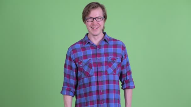 Jovem feliz hipster bonito homem apontando para a câmera — Vídeo de Stock