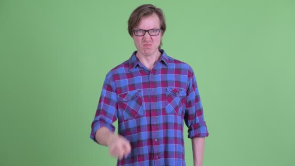Irritado jovem hipster homem apontando para a câmera — Vídeo de Stock