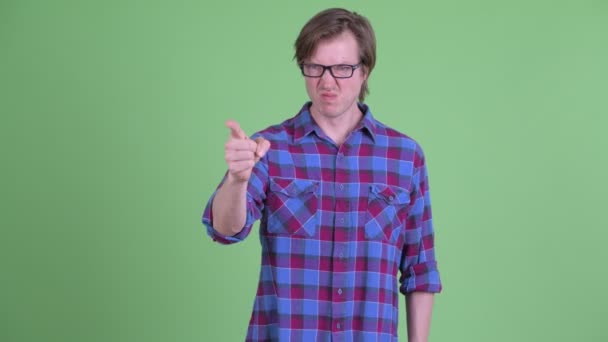 Στρεσαρισμένος νεαρός hipster άνθρωπος δείχνοντας το δάχτυλο και αναζητούν θυμωμένος — Αρχείο Βίντεο