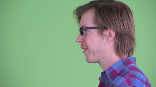 Gros plan profil vue de heureux jeune homme hipster avec des lunettes souriant — Video