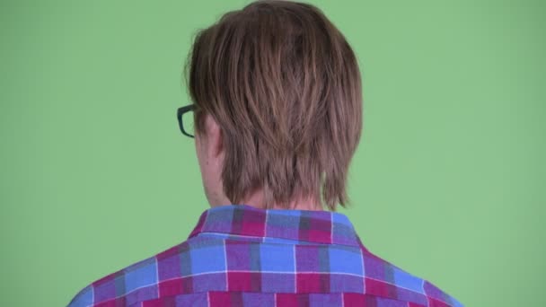 Närbild bakifrån av ung hipster man ser sig omkring — Stockvideo