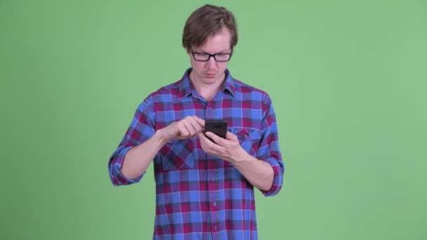 Junge hübsche Hipster-Mann mit Telefon — Stockvideo