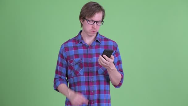 Estresado joven hipster hombre usando el teléfono — Vídeo de stock