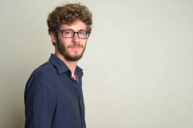 Kameraya bakan genç sakallı iş adamının yakın profil görüntüsü.