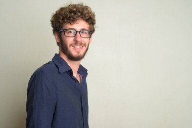 Kameraya bakan genç ve mutlu sakallı iş adamının yakın profil görüntüsü.