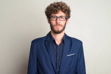 Takım elbiseli genç sakallı iş adamının yüzü.