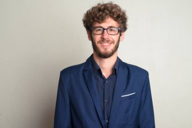 Gülümseyen gözlüklü mutlu genç sakallı iş adamının yüzü