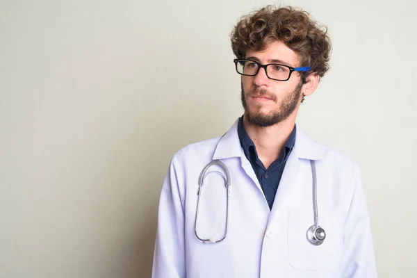 Gezicht van jonge bebaarde man arts met bril denken — Stockfoto