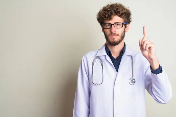 Jonge bebaarde man dokter met bril omhoog gericht — Stockfoto