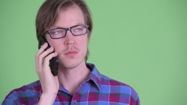 Πρόσωπο του νεαρού όμορφου χίπστερ που μιλάει στο τηλέφωνο — Αρχείο Βίντεο