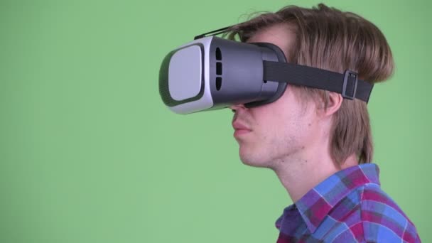 Close-up profielweergave van jonge hipster man met behulp van virtual reality headset — Stockvideo