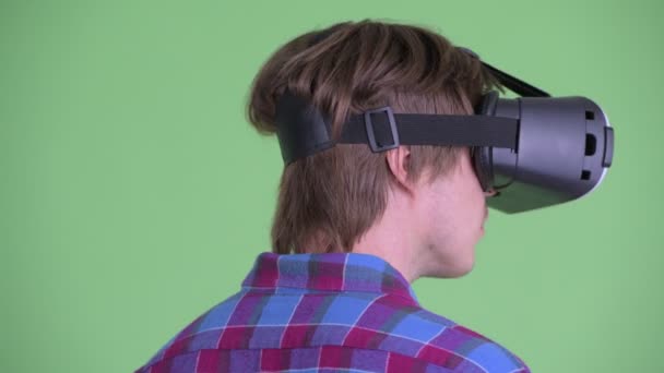 Close-up achteraanzicht van jonge hipster man met behulp van virtual reality headset — Stockvideo