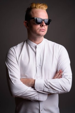 Gri ba karşı Mohawk saç modeli ve sarı saçlı işadamı