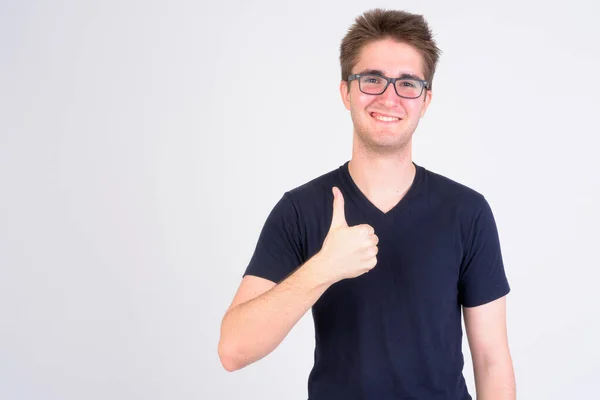 Glücklicher junger gutaussehender Mann mit Brille, der Daumen hoch gibt — Stockfoto