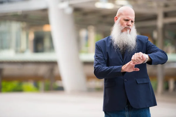 Rijpe baardkaalkop zakenman controleren van de tijd in de stad buiten — Stockfoto