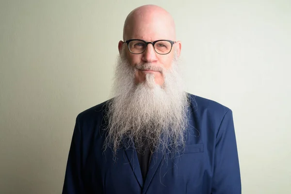 Gezicht van volwassen kale zakenman met baard in pak met bril — Stockfoto