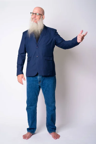 Full kroppsbild av mogen skäggig skallig affärsman i kostym visar något — Stockfoto