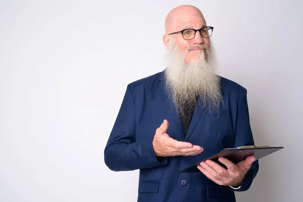Volwassen kale zakenman met baard in pak met klembord — Stockfoto