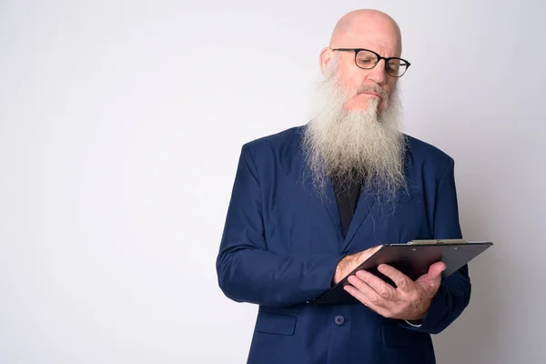 Stress volwassen baardkaalgeschoren zakenman in pak lezen op klembord — Stockfoto