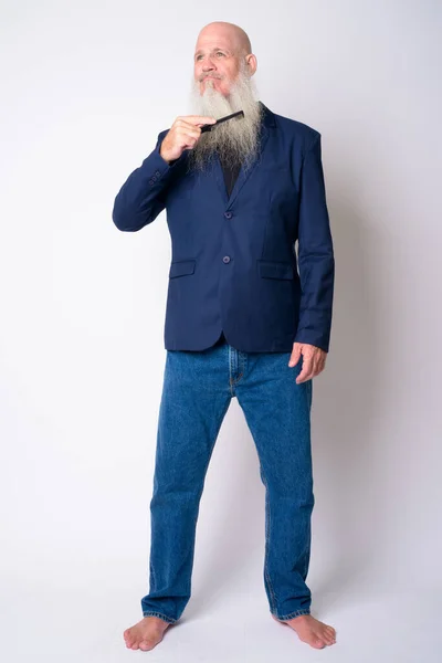 Colpo pieno del corpo di maturo barbuto calvo uomo d'affari pettinatura barba — Foto Stock
