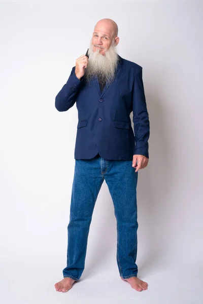 Colpo pieno del corpo di maturo uomo d'affari calvo barbuto in tuta pettinatura barba — Foto Stock