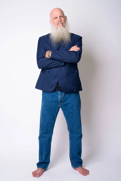 Olgun sakallı, kel iş adamının kolları çapraz düşünülmüş tüm vücudu. — Stok fotoğraf