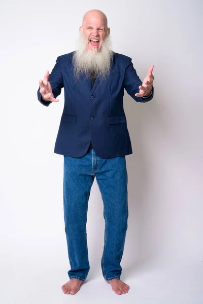 Plan complet du corps de heureux homme d'affaires chauve barbu mature regardant surpris — Photo