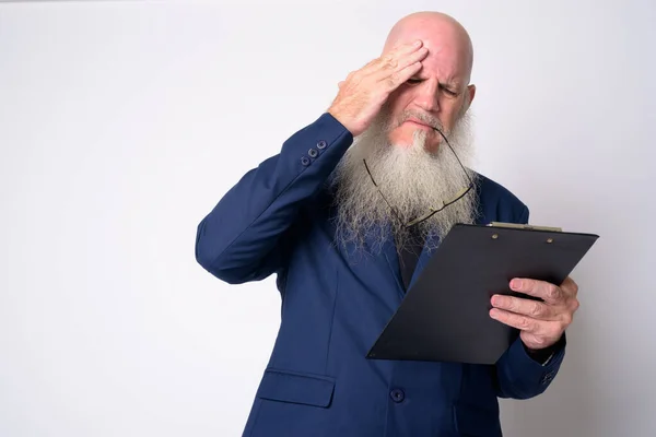Stressé mature barbu chauve homme d'affaires lecture sur presse-papiers — Photo